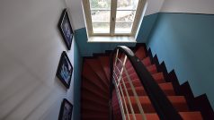 Točité schodiště s výraznými barevnými prvky.jpg