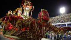 Závěrečné karnevalové defilé brazilských škol samby v Rio de Janeiru.