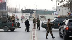 Ozbrojenci zaútočili na vojenskou nemocnici v Kábulu.