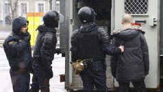 Příslušníci speciálních sil zadrželi demonstranta na pochodu v Minsku.