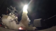 USA vypálily na základnu v Sýrii 50 až 60 střel s plochou dráhou letu.