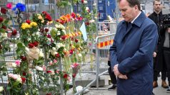 Švédský premiér Stefan Löfven si prohlíží květiny za oběti útoku nedaleko místa činu ve Stockholmu
