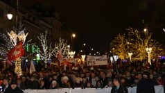 Pochod při osmdesáté smolenské měsíčnici v prosinci 2016, vpředu veprostřed Jarosław Kaczyński