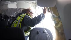 Vyšetřovatel prohlíží záslepku nouzového východu letounu Boeing 737-9 Max společnosti Alaska Airlines, poškozenou při startu z Portlandu 5. ledna 2024.