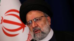Íránský prezident Ebrahim Raisi se dívá na tiskovou konferenci na závěr svého vystoupení na Valném shromáždění OSN v New Yorku, 20. září 2023