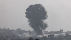 „Záběr povětšinou ukazoval kouř stoupající nad palestinským územím. AP se podřizuje cenzurním pravidlům izraelské armády, které zakazují vysílat detaily jako například pohyb vojenských jednotek,“ píše agentura (ilustrační fotka)