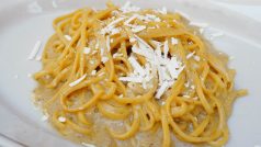 Cacio e pepe. Těstoviny se sýrem a pepřem jsou jedním z nejstarších a nejtradičnějších pokrmů římské kuchyně