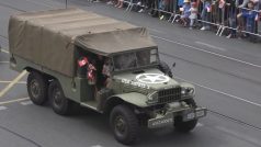 Žena v konvoji na Slavnostech Svobody zamávala nacistickou vlajkou
