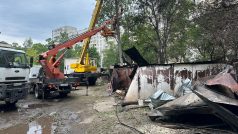 Lidé žijí, jak to jen jde, na Charkovském sídlišti zasaženém ruskou raketou