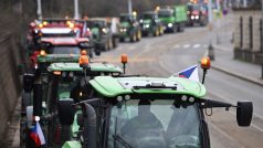 Kolona traktorů a dalších zemědělských strojů zkomplikovala v Praze dopravu