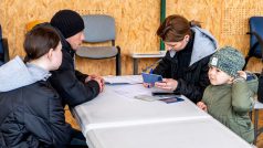 Uprchlíci z Ukrajiny v prostorách krajského asistenčního centra pomoci Ukrajině