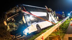 Na dálnici na západě Německa naboural autobus se studenty.