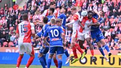 Fotbalisté Slavie v 29. kole české fotbalové ligy ztratili body, když na domácí půdě jen remizovali 2:2 s Olomoucí