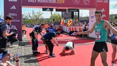 Běžci na Pražském půlmaratonu bojovali nejen s více jak 21 kilometrů dlouhou tratí, ale také teplým počasím