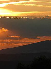 západ slunce nad Ještědem při slunovratu (pohled z Kozákova)