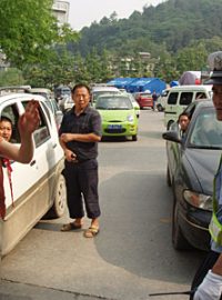 Čínský policista zvládá dopravní chaos po zemětřesení