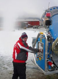 Pracovník Skiareálu Lipno kontroluje sněžné dělo v provozu
