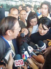 Šéf bangkokského letiště v obležení novinářů