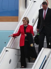 Hillary Clintonová vystupuje z Air Force One