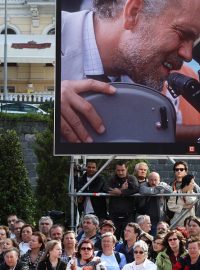 Fanoušci netrpělivě očekávají příjezd Johna Malkoviche pod jeho fotografií
