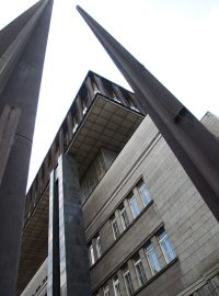 Temná architektura bývalé budovy Federálního shromáždění