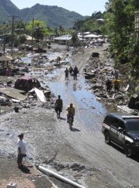 Vlna tsunami v Tichomoří má na svědomí už stovku obětí.