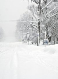 Sněžná bouře ve Washingtonu. Většina ulic na předměstích zela prázdnotou.