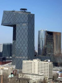 Trosky budovy CCTV v Pekingu