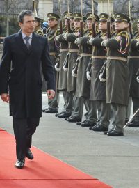 Premiér Jan Fischer a Anders Fogh Rasmussen před nastoupenou čestnou stráží.