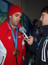 Olympijský vítěz ve sjezdu Didier Defago při rozhovoru pro Radiožurnál
