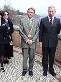 Princ Charles s chotí Camillou (vpravo) obdivovali výhled z teras pod Pražským hradem.