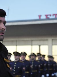 Policejní jednotky na letišti v Praze-Ruzyni.