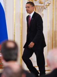Jako první kráčí a později také jako první promlouvá americký prezident Barack Obama.