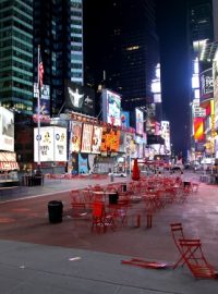 Evakuované náměstí Times Square - prazdné restaurace