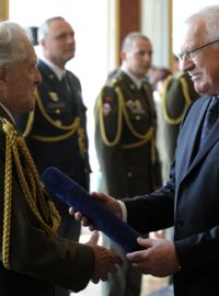 Prezident  jmenoval do hodnosti generála válečného veterána  Alexandra Beera