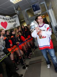 Kapitán Tomáš Rolinek přichází do letištní haly s vítěznou trofejí z úspěšného mistrovství světa v hokeji v Německu