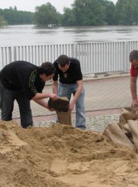 Plnění pytlů s pískem