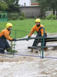 V městské části Opava - Jaktař zasahovali hasiči při odstraňování podemletého plotu u místní základní školy.