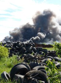 Hořící hromada pneumatik v Kadani u Tušimic na Chomutovsku