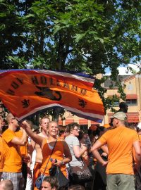 Nizozemští fanoušci slaví v Eindhovenu postup své reprezentace do semifinále MS