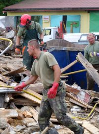 armáda pomáhá při odstraňování povodňových škod