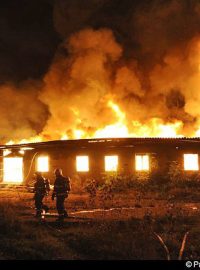 Hasiči likvidují požár opuštěné budovy na Florenci