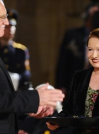 Herečka Hana Maciuchová převzala z rukou prezidenta Václava Klause Medaili za zásluhy o stát v oblasti umění.