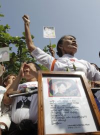 Přívrženci čekají na propuštění Su Ťij.