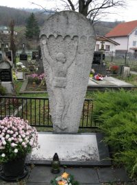 Náhrobek Štefana Baniče ve tvaru padáku na smolenickém hřbitově.