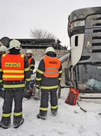 Na silnici I/38 u obce Suchá na Jihlavsku havaroval slovenský kamion vezoucí ocelové traverzy.
