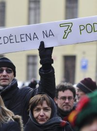 Demonstrace proti koalici ODS a ČSSD na pražské radnici