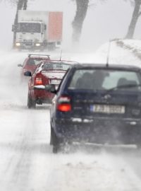 Sníh stále způsobuje problémy v dopravě