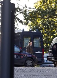 Policejní auta na území švýcarského velvyslanectví v Římě