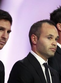 Španělský fotbalista Andrés Iniesta (uprostřed) vyhrál anketu o nejlepšího fotbalistu Evropy